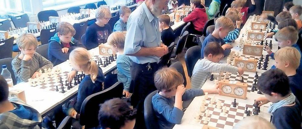 Beim Altmeister in der Schach-Lehre. Ludwig Stern leitet die jungen Spieler bei den Übungseinheiten des SV Kinder- und Jugendschach Potsdam an. Der fast 80-Jährige ist zudem Clubvorsitzender.