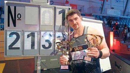 Doppelt abgeräumt. David Storl gewann beim 2. Internationalen Kugelstoß-Meeting in Potsdam den Pokal für den Turniersieg und die beste Tagesweite.
