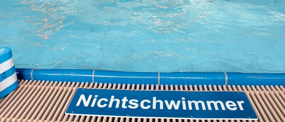 Nicht mehr lange im Nichtschwimmerbecken. Brandenburger Kinder sollen das Schwimmen in einer neuen Ausbildung erlernen – durch das Trainermanual „Swim to go“. Das Handbuch wird Vereinen zur Verfügung gestellt ebenso wie anderen Institutionen.
