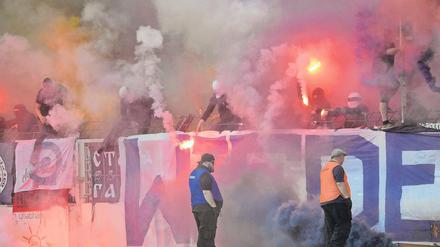 Wiederholungstäter. Regelmäßig fallen Fans des SV Babelsberg 03, so wie hier beim Landespokalfinale am Montag, negativ durch das verbotene Abbrennen von Feuerwerkskörpern auf. Die Strafsumme steigt, das Ansehen schwindet.