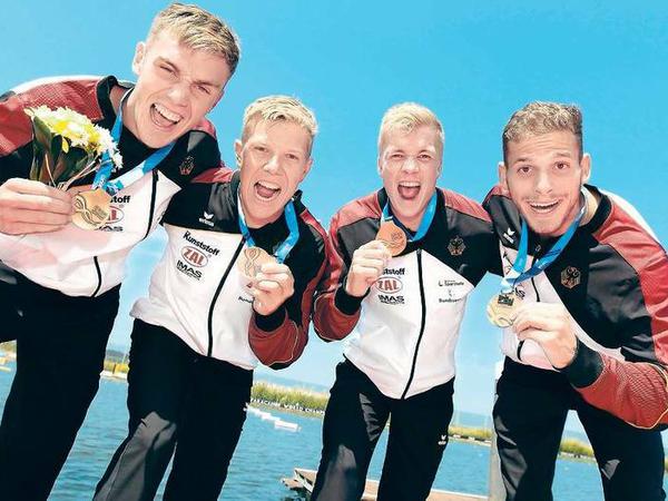 Goldteam. Der Potsdamer Tamas Gecsö sowie Jacob Schopf, Jakob Thordsen und Lukas Reuschenbach (v.r.) holten den WM-Titel im Kajak-Vierer über 1000 Meter. 