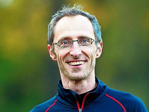 Peter Könnicke (49) ist selbst erfahrener Marathonläufer und bereitet als Trainer und Ernährungscoach mit seiner Laufschule gotorun viele Läufer auf die 42,195 Kilometer vor.