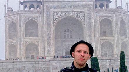 Im Land der Widersprüche. Philipp Kühl vor dem prunkhaften Taj Mahal.