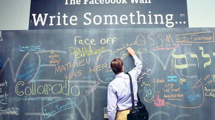Echte Handarbeit. Im Headquarter von Facebook in Kalifornien gibt es eine Tafel für handschriftliche Mitteilungen.