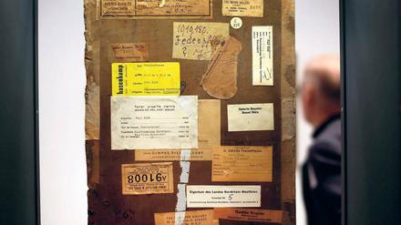 Akribische Recherche. Auf der Rückseite des Bildes „Federpflanze“ von Paul Klee finden sich diverse Aufkleber von Galerien und Transportunternehmen. Solche Hinweise helfen, Schritt für Schritt den Weg möglicher NS-Raubkunst zu rekonstruieren.