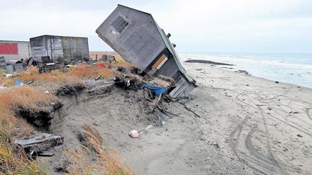 Evakuiert. Die Erosion der auftauenden Böden an der Küste Alaskas, hier auf einer Insel nahe der russischen Küste, führt zur Zerstörung des Lebensraums. Die Bevölkerung ist oft gezwungen, umzusiedeln.
