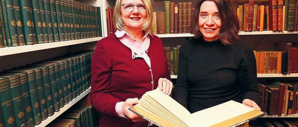 Die Bibliothekarinnen Karin Bürger (l.) und Ursula Wallmeier wachen über die Büchersammlungen