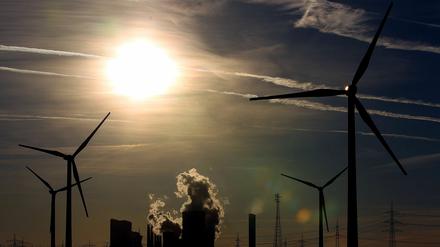 Auslaufmodelle. Energiegewinnung durch Kohlekraftwerke soll unter anderem durch Solar- und Windenergie ersetzt werden.