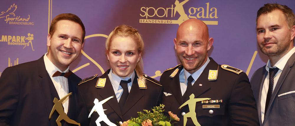 Emma Hinze wurde zu Brandenburgs Sportlerin des Jahres gewählt, Ronald Rauhe (2.v.r.) siegte bei den Männern. Die Manager Eugen Benzel (l.) und Toni Rieger (r.) nahmen die Team-Ehrung für die SCP-Volleyballerinnen entgegen.