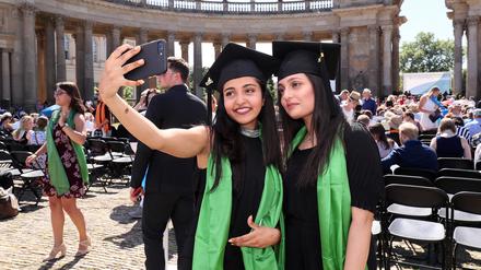 Absolventinnen der Potsdamer Universität im Sommer 2019 vor den Kolonnade am Neuen Palais.