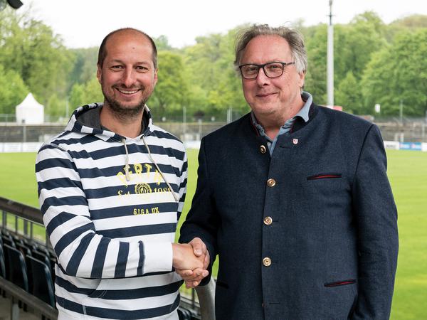 Hand drauf: Marco Vorbeck und SVB-Vorstandschef Archibald Horlitz nach der Vertragsunterzeichnung.
