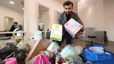 Ramazan Günel hat in seinem Salon Hilfsgüter geammelt.