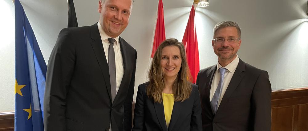Die neue Stadtwerke-Führung mit Monty Balisch und Mandy Hintzsch, daneben Oberbürgermeister Mike Schubert (SPD). 