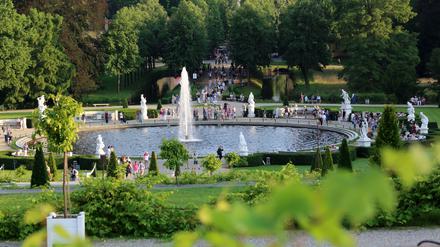 Touristen an der Großen Fontäne im Park Sanssouci in Potsdam