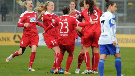 Glückliche Turbine-Spielerinnen nach dem Sieg gegen 1. FFC Frankfurt.