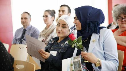 Wahida Alomar (l.) absolvierte das Refugee Teachers Programm - hier bei der Absolventenfeier zu sehen - und unterrichtet nun an einer Potsdamer Grundschule.