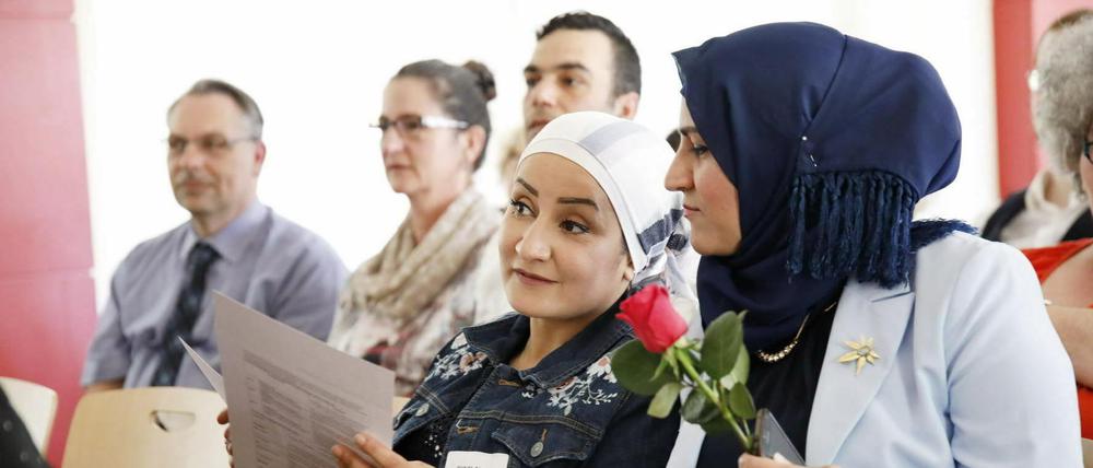 Wahida Alomar (l.) absolvierte das Refugee Teachers Programm - hier bei der Absolventenfeier zu sehen - und unterrichtet nun an einer Potsdamer Grundschule.