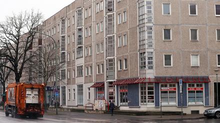 In Wohnhäusern wie hier in der Zeppelinstraße 7 bis 10 sind neben alteingesessenen Mieten auch Flüchtlinge untergebracht. Hier haben allerdings auch einige Anwohner mit Schimmel zu kämpfen.