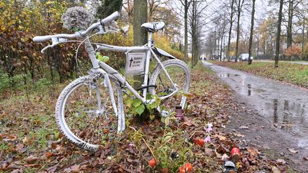 An der Unfallstelle erinnert ein weißes Fahrrad an den verstorbenen Familienvater und Musiker. 