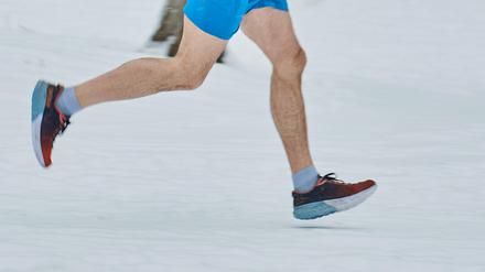 Einsame Runden in der Coronakrise: Ein Jogger unterwegs im Schnee.