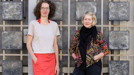 Die Lyrikerin Andrea Lütkewitz (rechts) und die Künstlerin Dominique Raack haben ein Crowdfunding-Projekt für das Buch "Als könnten wir bleiben" gestartet.