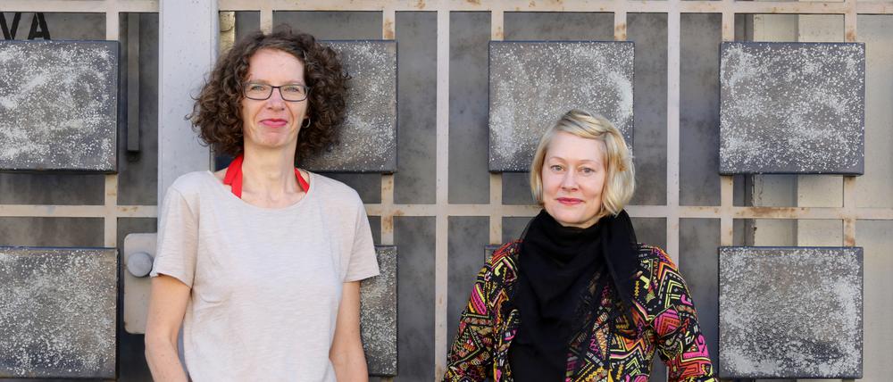 Die Lyrikerin Andrea Lütkewitz (rechts) und die Künstlerin Dominique Raack haben ein Crowdfunding-Projekt für das Buch "Als könnten wir bleiben" gestartet.