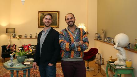 Darna Immobilien aus Berlin eröffnen erstes queeres Büro mit Wohnzimmeratmosphäre in der Innenstadt von Potsdam. Inhaber Sharif Altwal und Alexander Prill (v.r.)