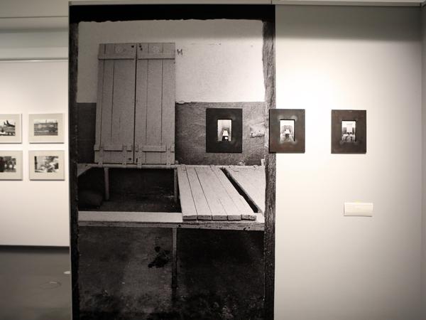 Blick in die Zelle. Frank Gaudlitz war nach 1990 viel auf verlassenen Kasernengeländen unterwegs und dokumentierte deren Enge.