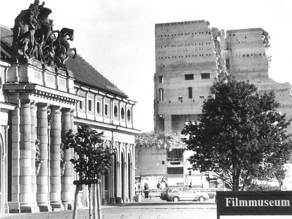 Das Filmmuseum Potsdam mit der Theaterruine des Hans Otto Theaters Anfang der neunziger Jahre.