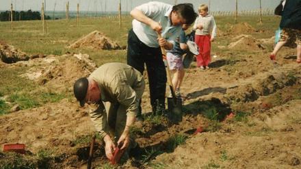 Der Künstler Ben Wagin (vorn) und Gernot Schmidt, Landrat von Märkisch-Oderland, bringen 1992 in Gorzyca junge Bäume in die Erde.