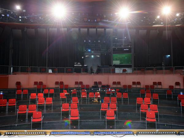 Rote Stühle stehen im Zuschauersaal des Großen Hauses im Hans Otto Theater, der auch zu dieser Premiere leer bleibt.