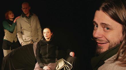 Der Filmemacher Thomas Frick (rechts) nun als Theaterregisseur. Er probt mit Maria Haar, Bob Schäfer und Jördis Borak die Geschlossene Gesellschaft.