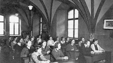 Schülerinnen der Studienanstalt im Grauen Kloster, die 1574 in einem Teil des ehemaligen Franziskanerklosters Berlin gegründet wurde. 1945 wurde das Klosterareal zerstört, die Schule existierte jedoch an anderen Orten weiter: in Ost und West.