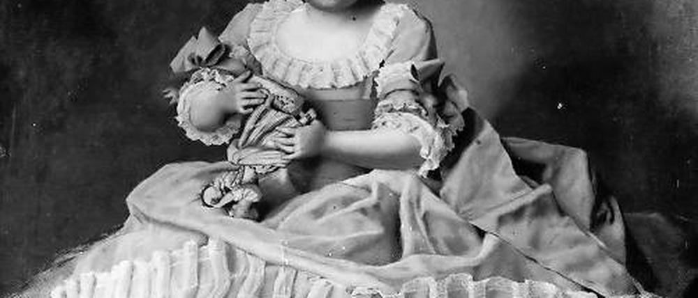 Kinderbildnis. Der Franzose Jean-Etienne Liotard malte die Prinzessin Luise von Oranien, eine Nichte König Friedrich Wilhelms II., als neugierig in die Welt schauendes Mädchen, das in ihren Händen eine Porzellanfigur hält. Auch dieses Bild ist verschollen.