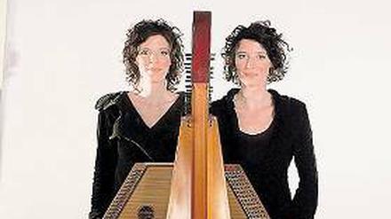 Mit Psalter und Harfe. Johanna (l.) und Elisabeth Seitz.
