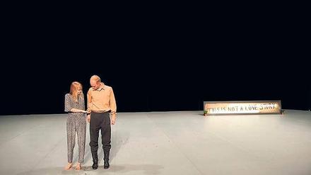 Näher zusammen geht nicht: Sie sind kein Paar und auf welches Ziel diese beiden, der schwedische Tänzer Johan Thelander und die Finnin Kristiina Viiala, zusteuern, bleibt in Gunilla Heilborns Tanz-Theater-Stück „This is not a love story“ offen.