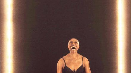 Wehe, wenn sie losgelassen wird. Die 70-jährige Tänzerin Germaine Acogny in Olivier Dubois’ „Mon Èlue Noire – Meine schwarze Auserwählte“.