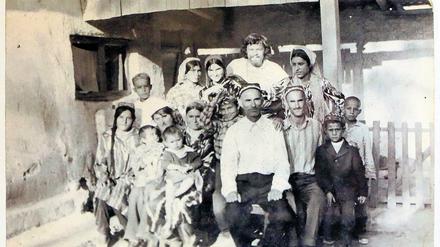 Reisechronik. Christian Heinze mit einer tadschikischen Großfamilie