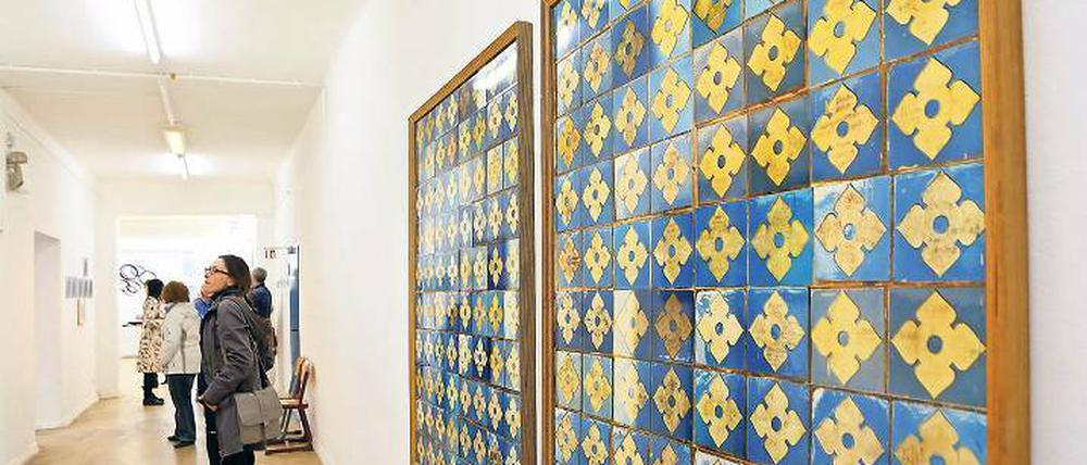 Nicht nur Kunst, auch Ambiente kann schön sein. Künstlerin Micky Focke (2.v.l.) zeigt ihre Bilder in einem beeindruckenden Altbau: Hohe, weite, helle Räume, in denen die mittelformatigen Kunstwerke eng an eng hängen. Sie lud wie 150 weitere Künstler zum Tag der offenen Ateliers ein. 