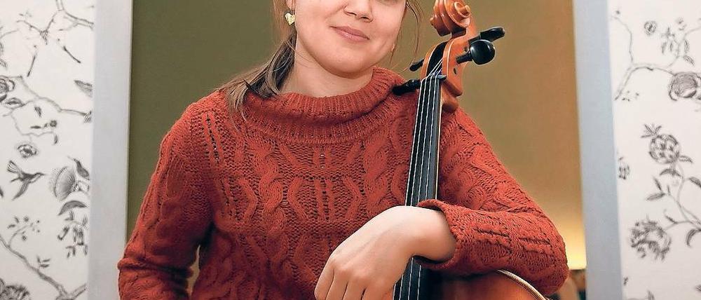 Fühlt sich an wie in einer Ehe. Vashti Hunter, seit 2015 Mitglied der Kammerakademie Potsdam, und ihr kostbares Cello. „Ich wachse langsam mit meinem Instrument zusammen“, sagt die Cellistin.