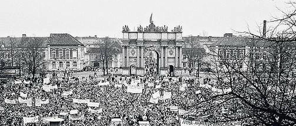 An Potsdams Brandenburger Tor. Zehntausend Menschen treffen sich am 4. November 1989 zur Demonstration.