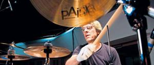An seinem Instrument: The-Police-Schlagzeuger Stewart Copeland.