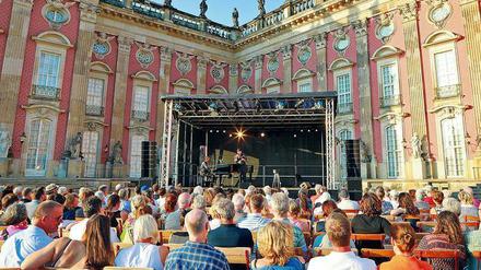 Die Zuhörer des Telemannkonzertes kamen zu spät zum Auftritt des Kleinkünstlerduos Pigor und Eichhorn auf dem Ehrenhof. 