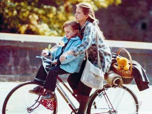„Zu grau“. Susanne (Heidemarie Schneider) schlägt sich in „Das Fahrrad“ allein mit Kind durch.