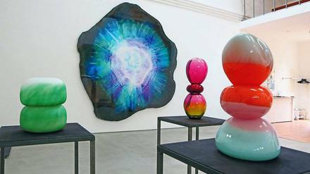 Wolfgang Ganters Arbeit „Tiny-Supernova“ (links) ist eine Arbeit auf Holz und derzeit im Kunsthaus zu sehen.