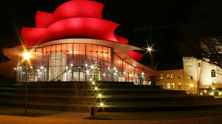 Das Hans Otto Theater darf vorerst nur von außen glänzen. Es bleibt bis Ostern geschlossen.