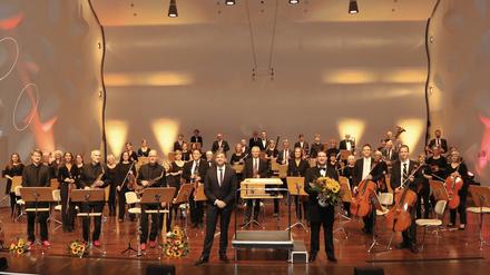 Orchesterleiter Knut Andreas und das Collegium musicum wurden beim gemeinsamen Auftritt mit Meier's Clan von Mike Schubert geehrt. 