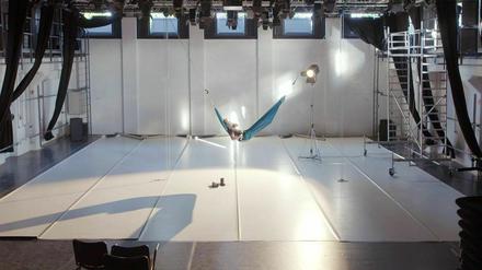 In dem Film "Kunstpause" zeigt das Potsdamer Duo Techniker in coronabedingt leeren Bühnen. Hier Jonas Ehrler in der fabrik
