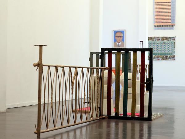 Stoßseufzer. "Ach." hat die Berliner Künstlerin Andrea Pichl ihre Installation aus Zaunelementen mit Ost-Patina genannt.