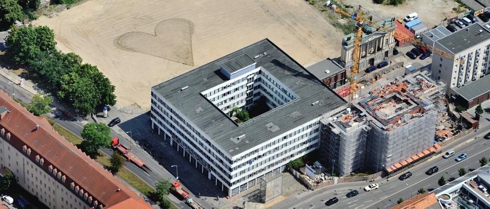 Das Rechenzentrum aus der Luft fotografiert. Daneben die Baustelle der Garnisonkirche sowie die Sandfläche (mit Herz) auf dem ein neues Kreativquartier entstehen soll.